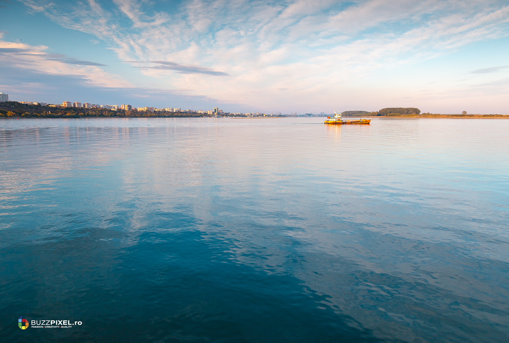Dunarea la trecere bac Galati.