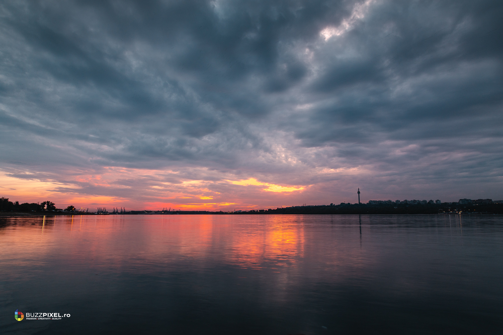 Ultima raza de lumina inaitea noptii la Dunare.