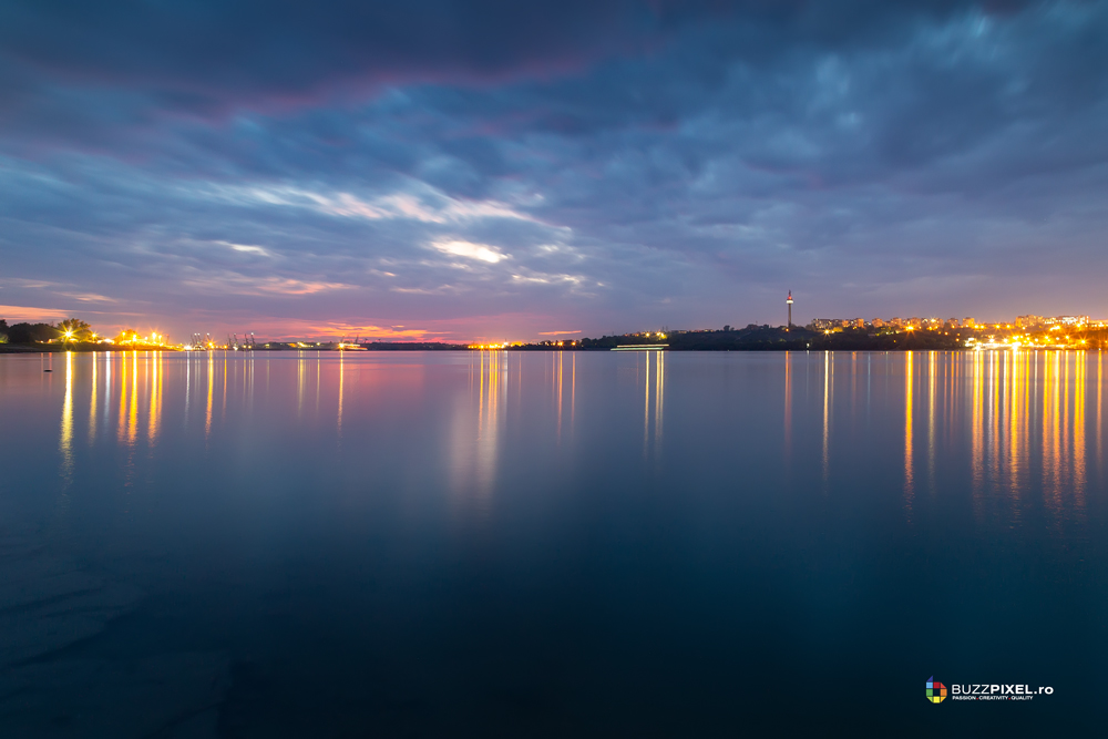 Seara se lasa peste Galati si Dunare.