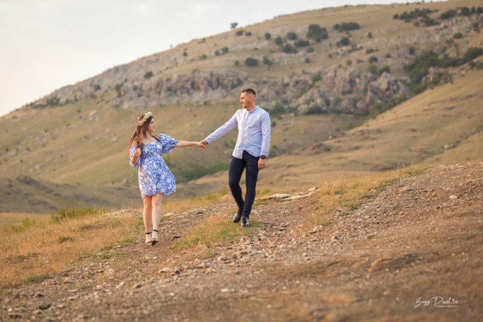 Cuplu tanar la sedinta "Save the Date" in muntii Dobrogei. Fotograf Nunta Galati - BuzzPixel